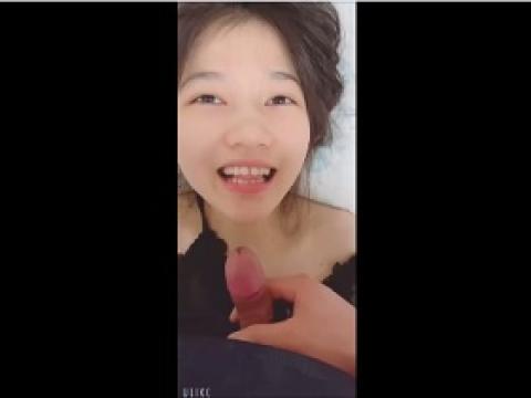 Clip: Bé ngoan yêu kiều, liếm láp mát cả tim^^