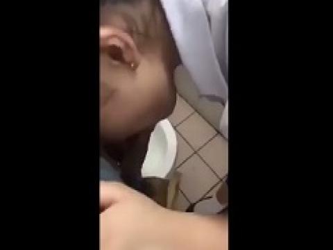 Clip: Đi học mà toàn trốn vào toilet ăn kem thế này :((