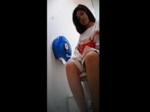 Clip: Lén toilet, chị em đi đái hồn nhiên VL =))