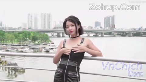 Cô nàng Việt xinh gái thích public show hàng ngoài trời cực ngon